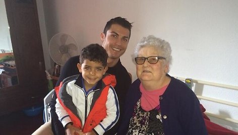 Cristiano Ronaldo su močiute