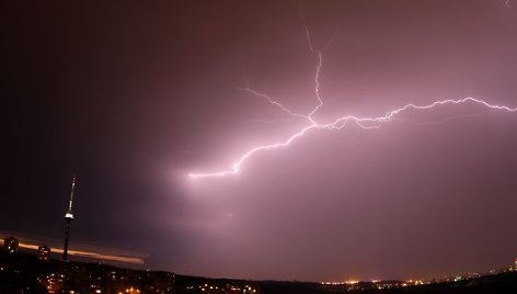 Grėsminga perkūnija truko ilgiau nei tris valandas.