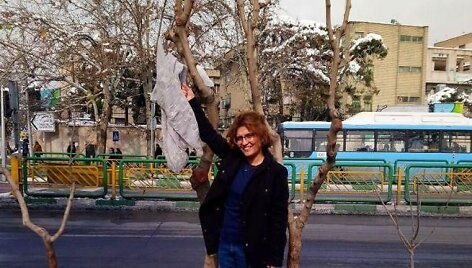 Iranietės protestavo prie&scaron; galvos apdangalų dėvėjimą