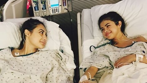 Selena Gomez su jai inkstą padovanojusia drauge Francia Raisa