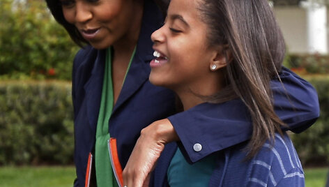 U.S. first lady Michelle Obama walks with her daughter Malia during the Annual Easter Egg Roll on the South Lawn at the White House in Washington, April 13, 2009. REUTERS/Jim Young (UNITED STATES POLITICS)