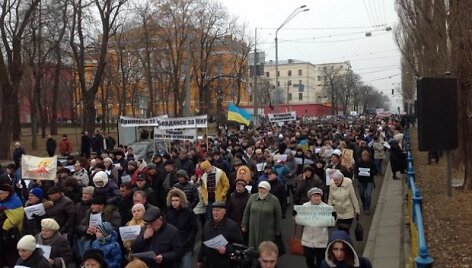 Apie 20 tūkst, Kijevo gyventojų susirinko Nepriklausomybės aik&scaron;tėje pagerbti aukų, žuvusių per i&scaron;puolį Ukrainos Volnovachos srityje. 