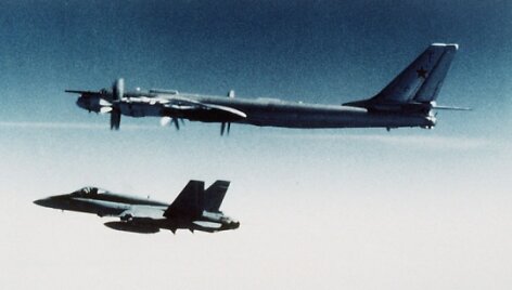 NATO pajėgų naikintuvo F-18 lydimas Rusijos strateginis bombone&scaron;is Tu-95MS