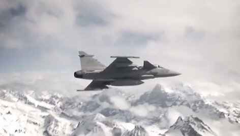 &Scaron;vedijos KOP naikintuvas JAS-39 Gripen vir&scaron; &Scaron;veicarijos Alpių