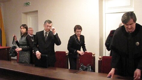 Savickų &scaron;eima su ketvirtojo teisiamojo advokatu R.Andrikiu (de&scaron;inėje).