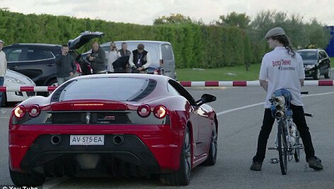 Dviračio ir &bdquo;Ferrari&ldquo; lenktynės