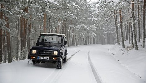 Automobilis apsnigtame kelyje