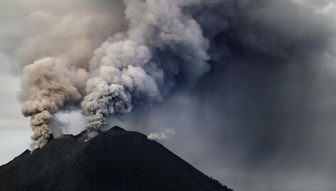 Indonezijoje i&scaron;siveržė Sinabungo ugnikalnis 2014 m. sausio 04 d. 