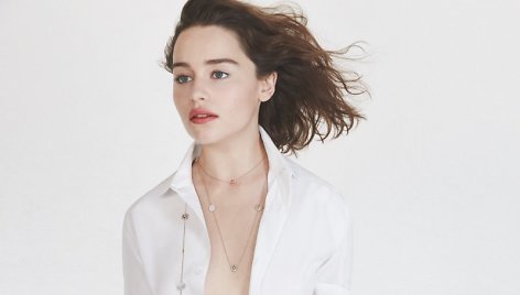 Emilia Clarke „Dior“ papuošalų reklamoje