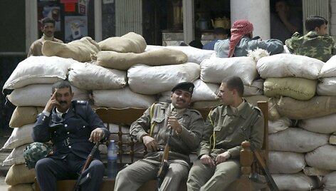 Irako kariai sėdi &scaron;alia smėlio mai&scaron;ų Bagdade (2003 m. kovo 20d.)