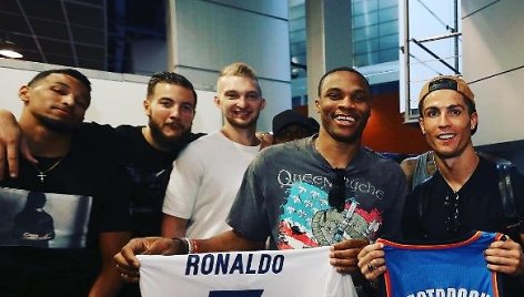 Domantas Sabonis nuotraukoje su Cristiano Ronaldo