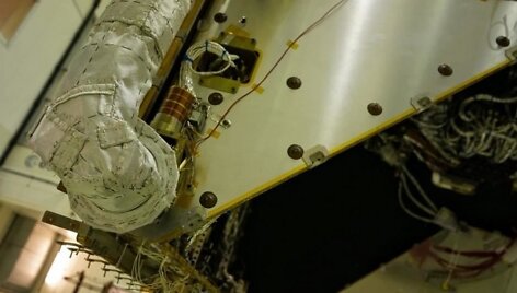 Vieno i&scaron; &bdquo;BepiColombo&ldquo; misijos zondų dalis, ant kurios apsauginė medžiaga siuvama rankomis