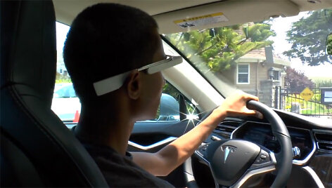 Vairuotoja su &bdquo;Google Glass&ldquo; akiniais