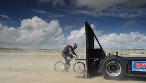 Guy'us Martinas važiuoja dviračiu 181 km/val. greičiu