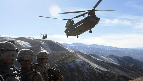 Kariai Afganistano kalnuose laukia, kol galės lipti į sraigtasparnius &bdquo;CH-47 Chinook&ldquo;