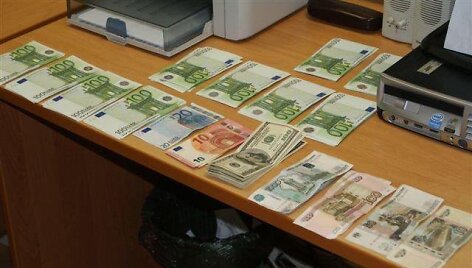 I&scaron; kontrabandininkų konfiskuoti pinigai. Asociatyvinė nuotr.