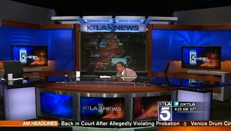 KTLA žinių laidos vedėjai pajutę žemės drebėjimą laikėsi visų taisyklių ir palindo po stalu