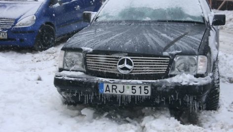 Žiemos išdaigos - lede "įkalintas" automobilis. 