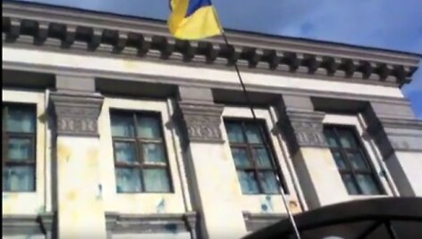 Ukrainos vėliava prie Rusijos ambasados Kijeve