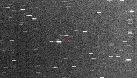 Asteroidas 2017 GM: objektas stebėtas žvaigždžių fone, tad pats asteroidas yra ta&scaron;ko formos, o žvaigždės &ndash; i&scaron;tęstos į brūk&scaron;nelius