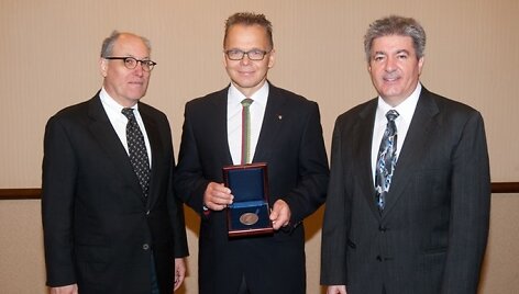 VGTU mokslininkas Gintaris Kaklauskas (viduryje) su apdovanojimų organizatoriais i&scaron; Amerikos civilinės inžinerijos sąjungos.