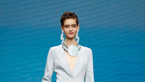 Giorgio Armani 2022 m. pavasario ir vasaros kolekcijos modelis