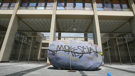 &Scaron;iemet savaite anksčiau nei pernai minima Laisvės nuo mokesčių diena. Tradici&scaron;kai  nuo Vyriausybės rūmų Seimo link ne&scaron;amas simbolinis mokesčių na&scaron;tos akmuo. 