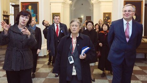 Tailando Karalystės princesė (viduryje) Maha Chakri Sirindhorn VU bibliotekos Baltojoje salėje. 