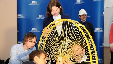 VGTU studentų tiltas i&scaron; makaronų atlaikė 122 kilogramų svorį