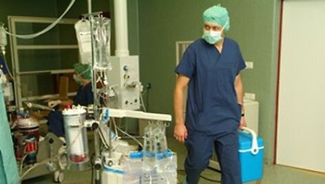 Dr. K.Ručinskas ne&scaron;a donoro &scaron;irdį