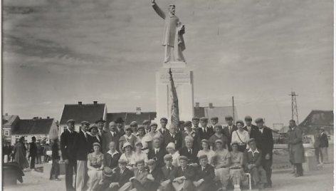 Studentai prie Vinco Kudirkos paminklo 1934 m.