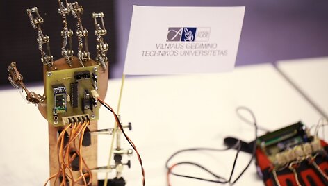 VGTU studentų sukurta robotinė ranka