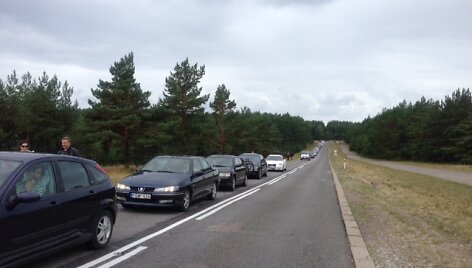 Eilė prie kelto Kur&scaron;ių nerijoje