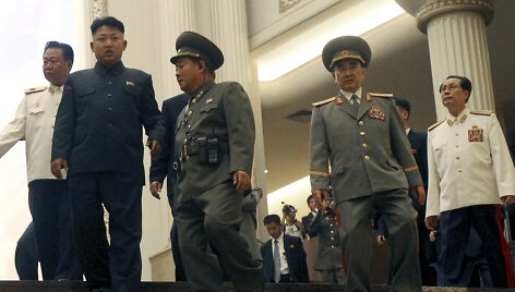 Kim Jong Unas su generolais