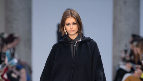 &bdquo;Max Mara&ldquo; 2020&ndash;2021 m. rudens ir žiemos kolekcijos modelis