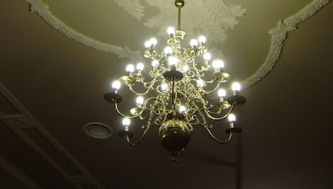 Kurhauzą papuo&scaron;ė įspūdingas sietynas, menantis XVIII amžių. 