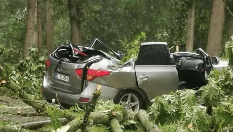 Akademijoje suniokotas automobilis