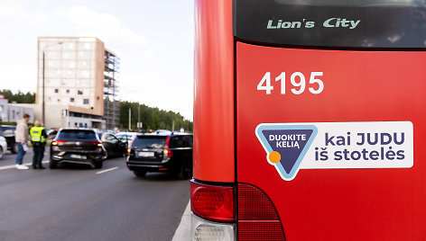Automobilis dviratininką Vilniuje partrenkė gatvėje, o autobusas pėsčiąjį – šaligatvyje