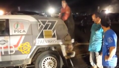 Mechanikai rodo, kaip linguoja &bdquo;Toyota FJ Cruiser&ldquo; be amortizatorių