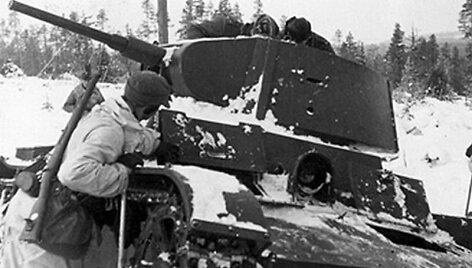 &Scaron;vedų savanoriai prie pamu&scaron;to sovietų tanko