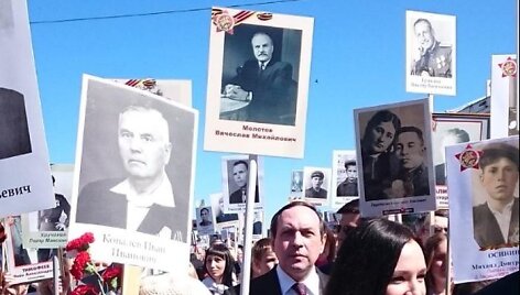 V.Nikonovas su savo seneliu portretu