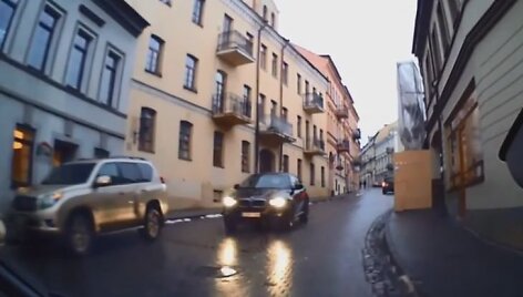 Vilniuje, Užupio gatvėje, nufilmuotas &bdquo;BMW X6&ldquo;