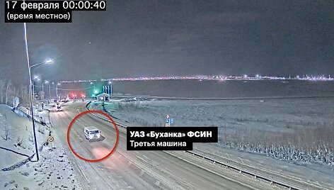 Nufilmuota, kaip konvojus galimai gabena A.Navalno kūną