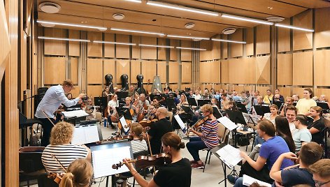  Dante Santiago Anzolini ir Klaipėdos valstybinio muzikinio teatro orkestras. 