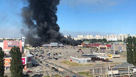 Charkive rusai aviacinėmis bombomis atakavo prekybos centrą.