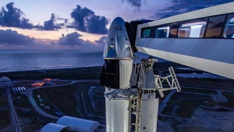 „SpaceX“ raketa į kosmosą gabens astronautus  Robertą Behnkeną ir 53-ejų Douglasą Hurleyjų