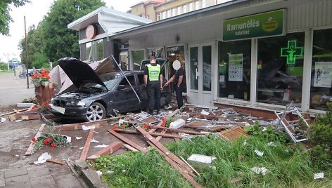 Į kavinę įvažiavęs automobilis