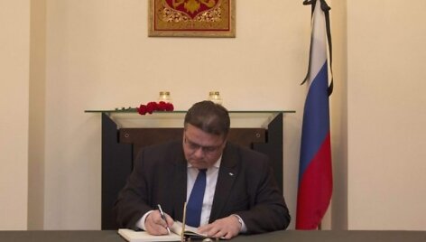 Linas Linkevičius pasira&scaron;ė Rusijos ambasados Vilniuje užuojautų knygoje