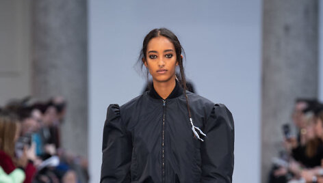 &bdquo;Max Mara&ldquo; 2020&ndash;2021 m. rudens ir žiemos kolekcijos modelis