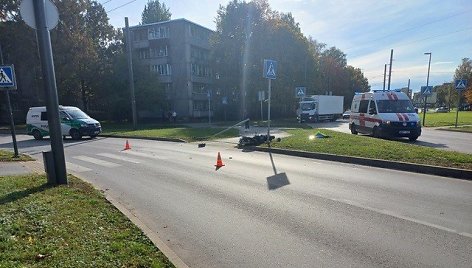 Kaune motociklas „Honda“ kliudė kelio ženklą, motociklininkas – girtas